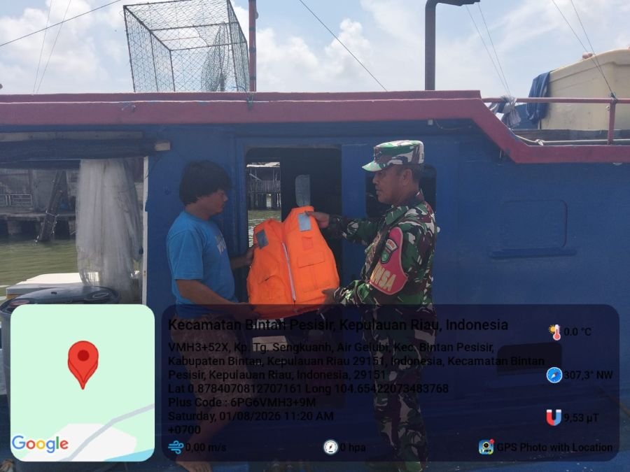 Babinsa Air Glubi Tekankan Keselamatan Berlayar, Bantu Nelayan Cek Kelengkapan Peralatan Kapal.