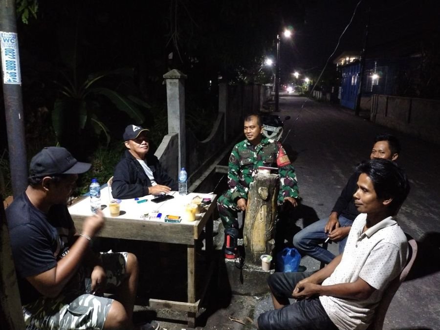 Babinsa Air Hitam Aktif Sambangi Pos Kamling, Perkuat Sinergi Jaga Keamanan Lingkungan