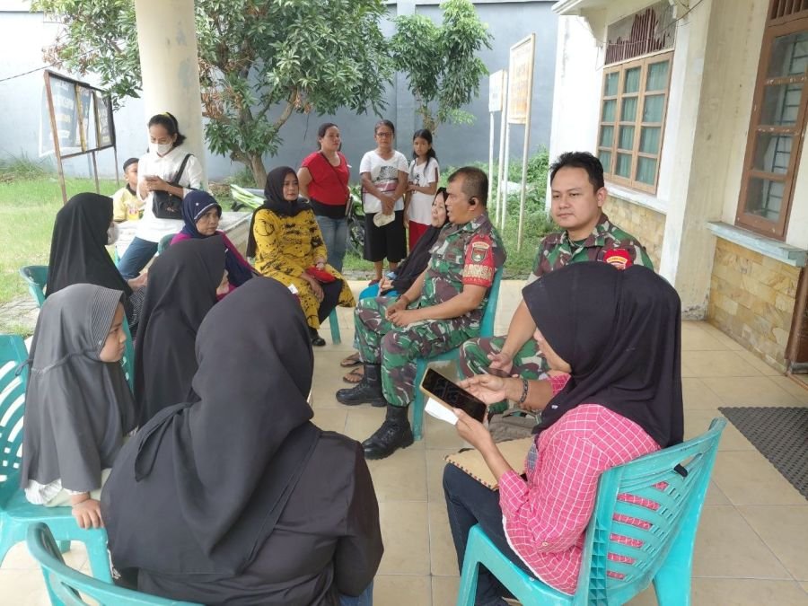 Babinsa Air Hitam Hadir di Tengah Warga, Dukung Pendataan BPNT dan PKH