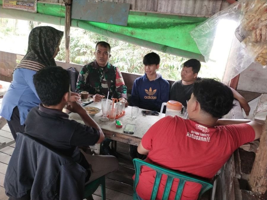 Babinsa Air Hitam Rangkul Pemuda Lewat Komsos, Perkuat Kepedulian Lingkungan dan Kamtibmas