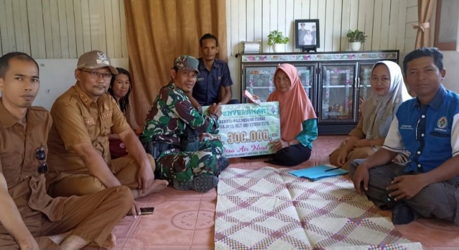 Babinsa Air Nusa Dampingi Penyaluran BLT-DD dan Perkuat Silaturahmi dengan Warga