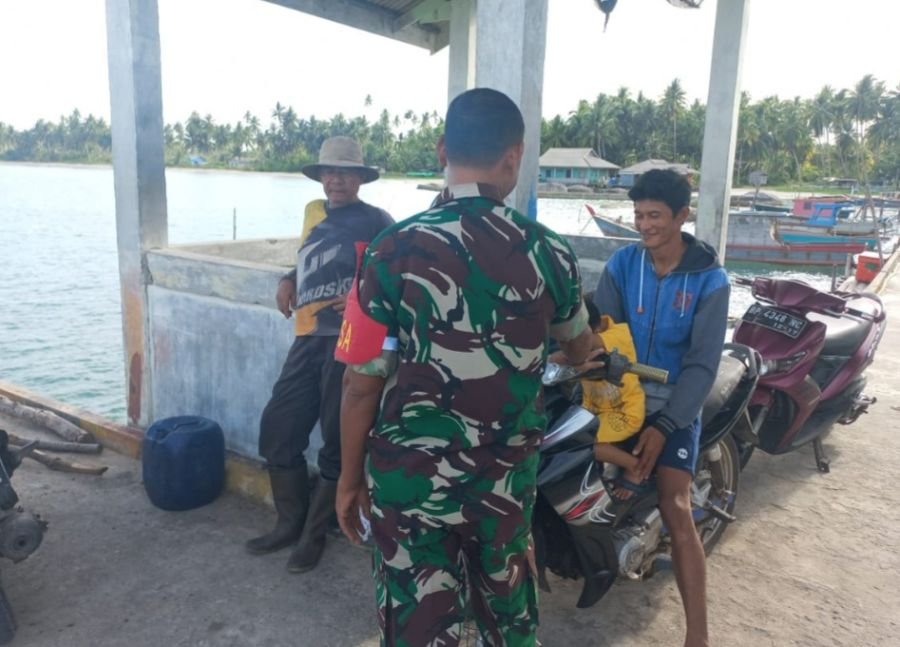 Babinsa Ajak Nelayan Jaga Keamanan dan Keselamatan Melaut