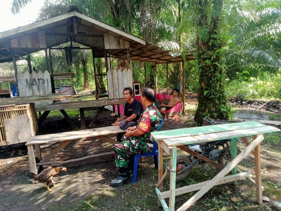 Babinsa Ajak Warga Industri Tenayan Perkuat Kepedulian demi Lingkungan Aman dan Bersih