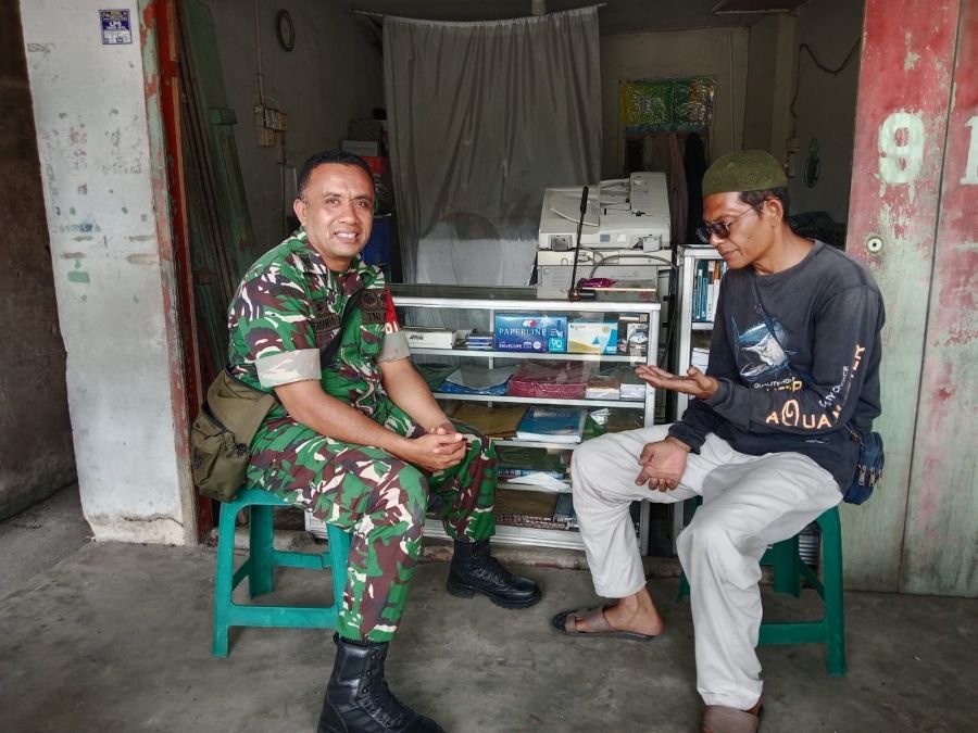 Babinsa Ajak Warga Jadi Pelopor Kebersihan, Lawan Kebiasaan Buang Sampah Sembarangan