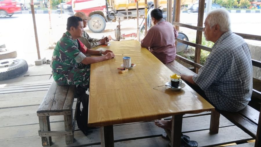 Babinsa Ajak Warga Limbungan Baru Peduli Kebersihan Lingkungan di Musim Kemarau