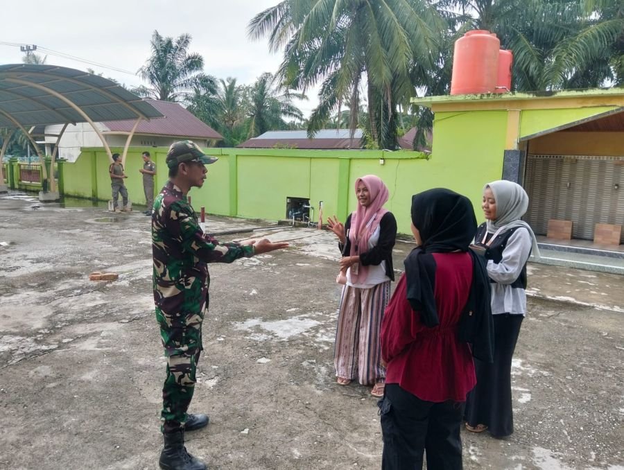 Babinsa Ajak Warga Rawat Semangat Pancasila Lewat Kebersamaan di Desa Sungai Selari