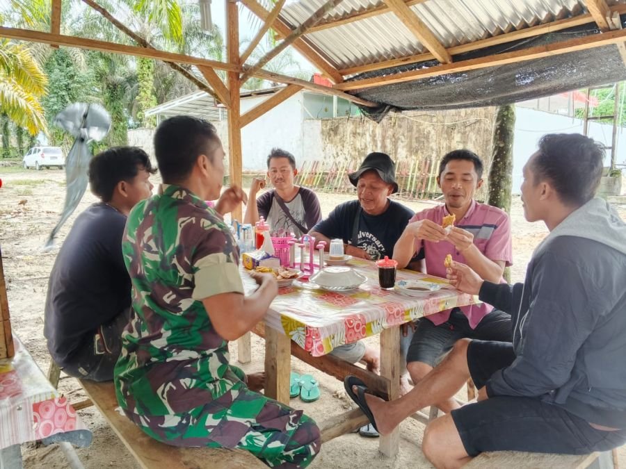 Babinsa Ajak Warga Sungai Sirih Jaga Keamanan dan Kekompakan