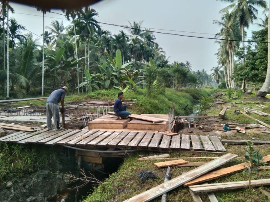 Babinsa Andil dalam Pembangunan Jembatan Garuda, Pemasangan Mal Lantai Atas Terus Berjalan