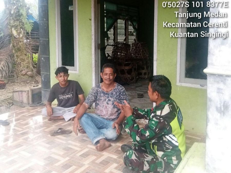 Babinsa Anjangsana ke Rumah Warga, Edukasi Jaga Kesehatan Saat Kabut Asap