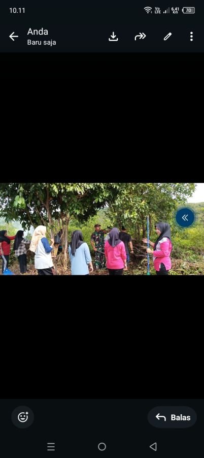 Babinsa, Babinpotmar dan PKK Gotong Royong Bersihkan Kebun Obat