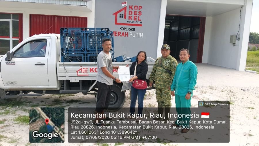 Babinsa Bagan Besar Dampingi Serah Terima Mobil Pick Up dan Pallet Plastik di KDKMP Teluk Makmur