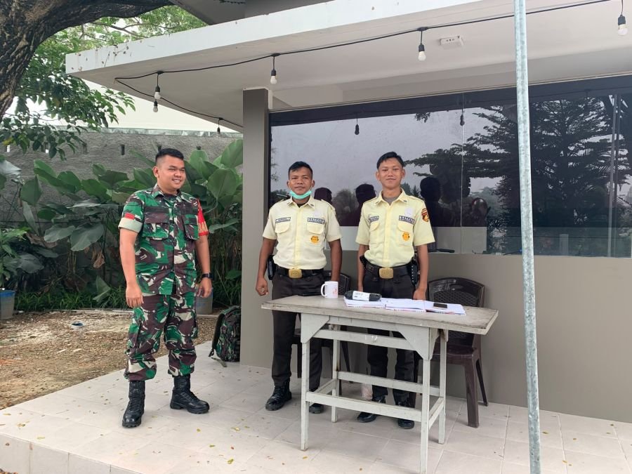 Babinsa Bambu Kuning Perkuat Deteksi Dini Kamtibmas Bersama Petugas Keamanan Perumahan