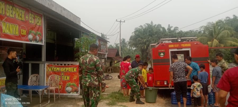 Babinsa Bambu Kuning Salurkan Bantuan Air Bersih, Wujud Kepedulian TNI terhadap Kebutuhan Warga