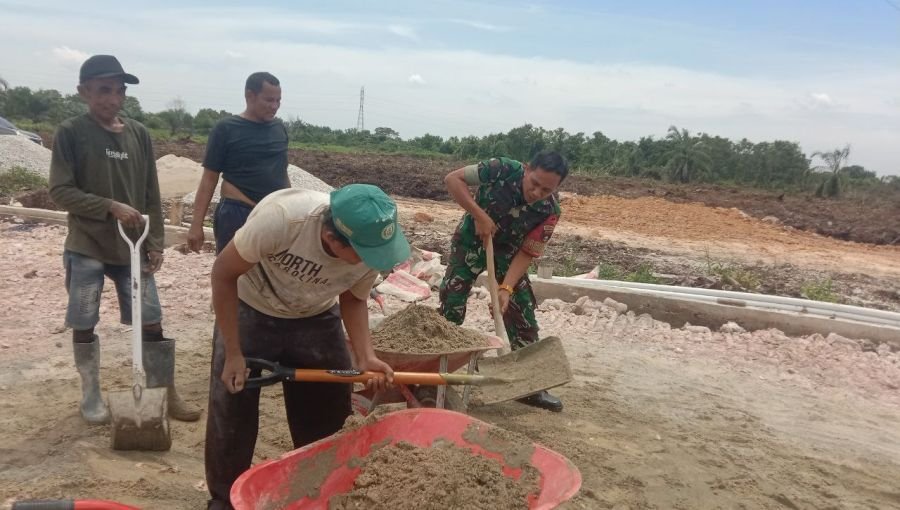 Babinsa Bandarraya dan Warga Gotong Royong Timbun Area Parkir SMA Negeri 17 Pekanbaru