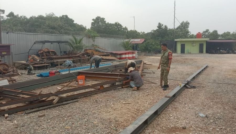 Babinsa Bandarraya Jalin Kedekatan dengan Pelaku Usaha Bengkel Las Melalui Komsos