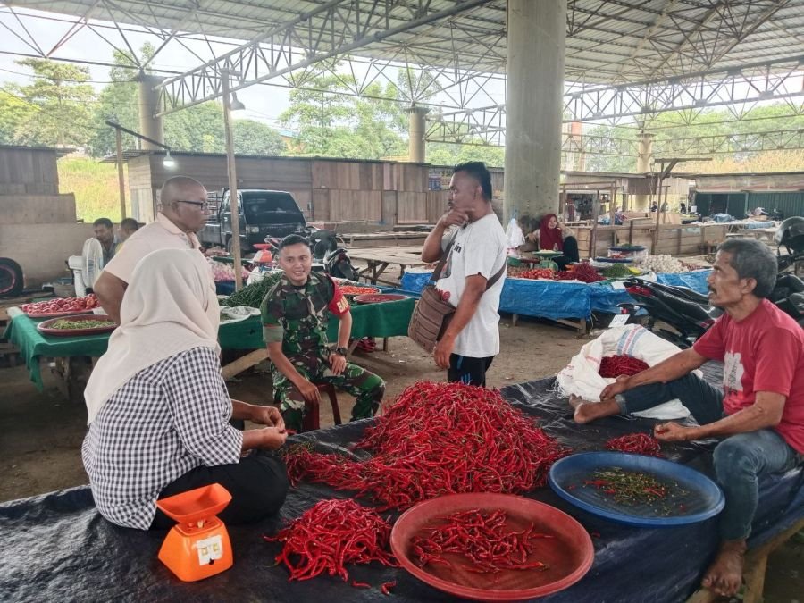Babinsa Bangun Komunikasi Aktif Bersama Pedagang Pasar Teluk Kuantan
