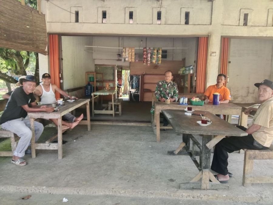 Babinsa Banjar Lopak Aktif Bangun Komunikasi Bersama Masyarakat