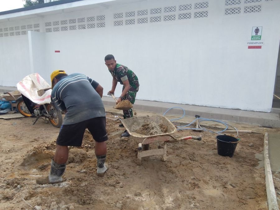 Babinsa Bantu Gotong Royong Pembangunan WC Masjid di Desa Pulau Panjang