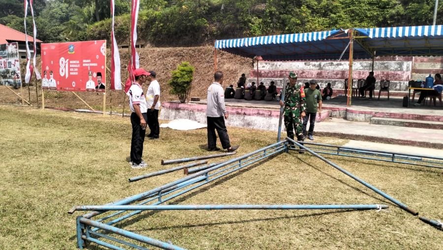 Babinsa Bantu Mendirikan Tenda Upacara HUT RI ke-81