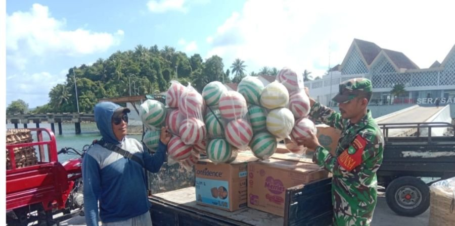 Babinsa Bantu Warga Bongkar Muat Barang di Pelabuhan Perintis Tanjung Setelung