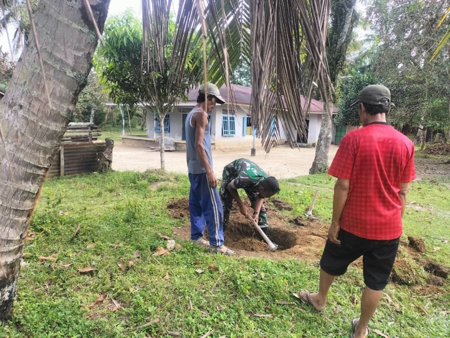 Babinsa Bantu Warga Desa Pulau Sipan Gali Sumur untuk Mendapatkan Air Bersih