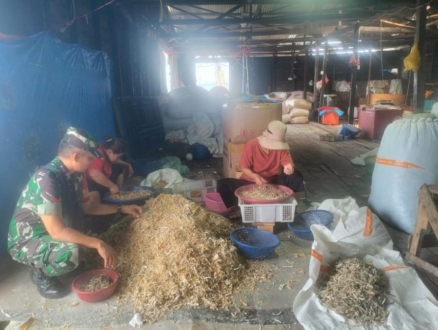 Babinsa Baran Barat Dorong Mutu Ikan Asin dan Kebersihan Usaha