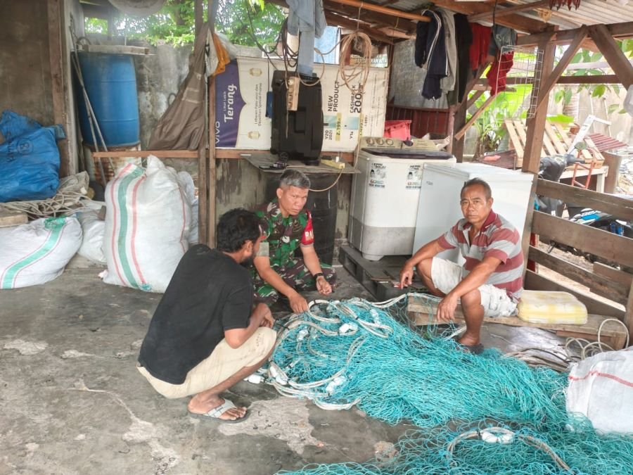 Babinsa Baran Barat Pantau Warga Perbaiki Jaring Nelayan