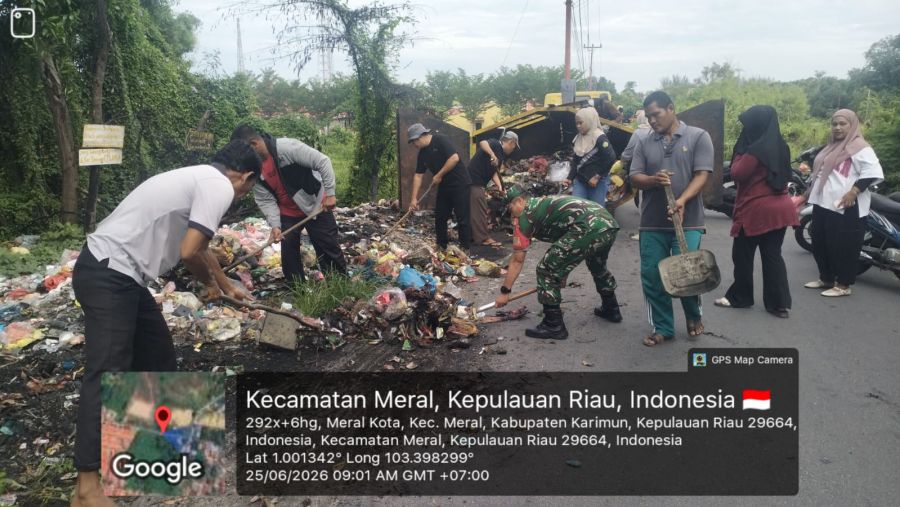 Babinsa Baran Barat Pimpin Aksi Bersih Sampah di TPS