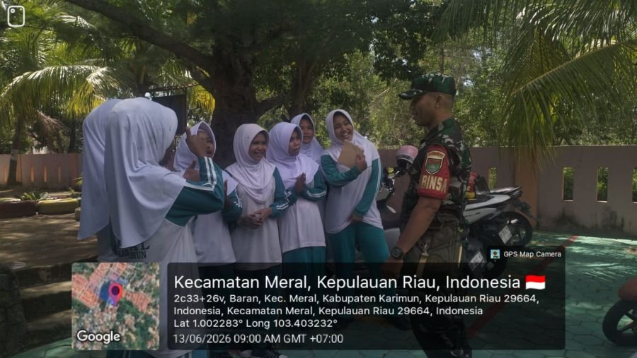 Babinsa Baran Barat Tanamkan Disiplin dan Hormat kepada Pelajar