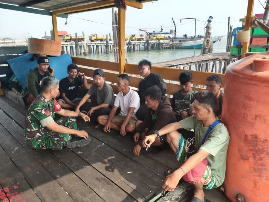 Babinsa Baran Barat Temui ABK Kapal Cumi, Tegaskan Bahaya Minuman Keras