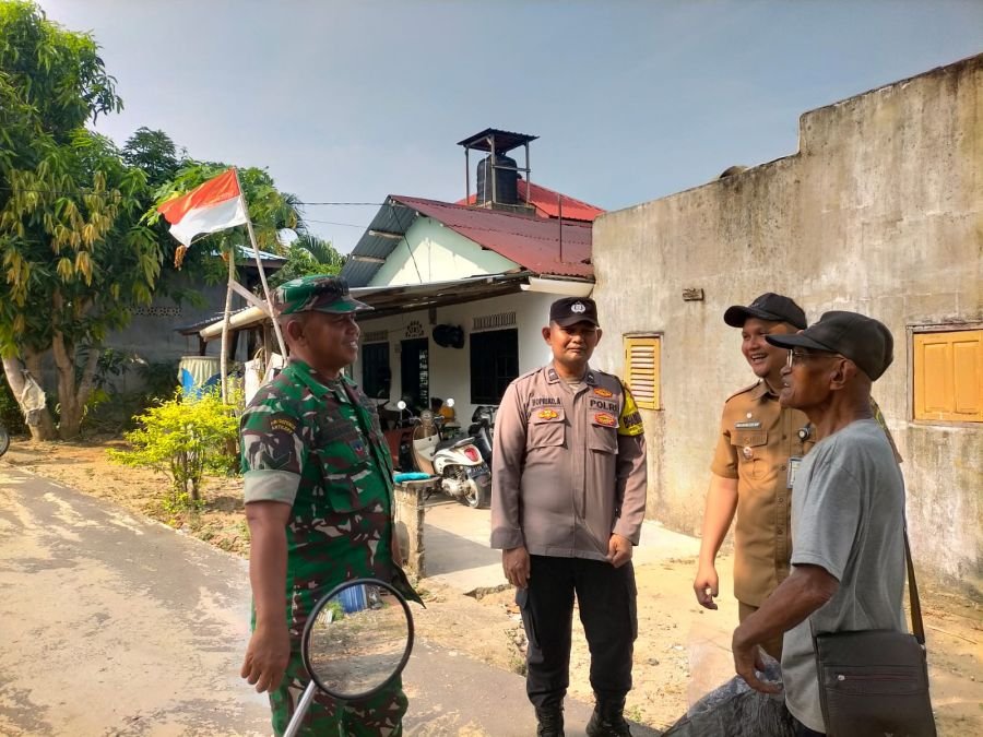 Babinsa Baran Timur Dorong Warga Aktifkan Kembali Pos Kamling Batu Lipai