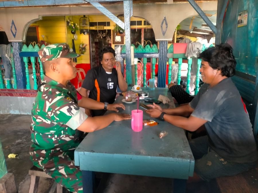 Babinsa Baran Timur Ingatkan ABK Kapal Jaga Kesehatan Saat Melaut