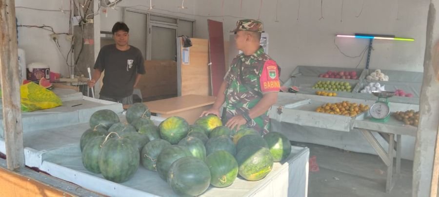 Babinsa Baran Timur Ingatkan Pedagang Jaga Kebersihan Lingkungan
