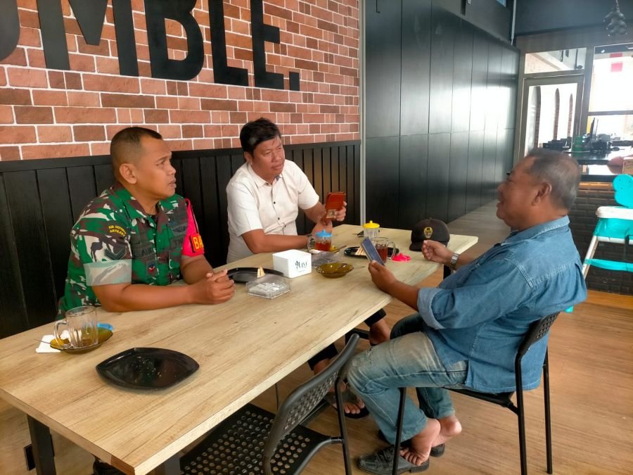 Babinsa Baran Timur Perkuat Kerukunan Lewat Komsos Bersama Warga