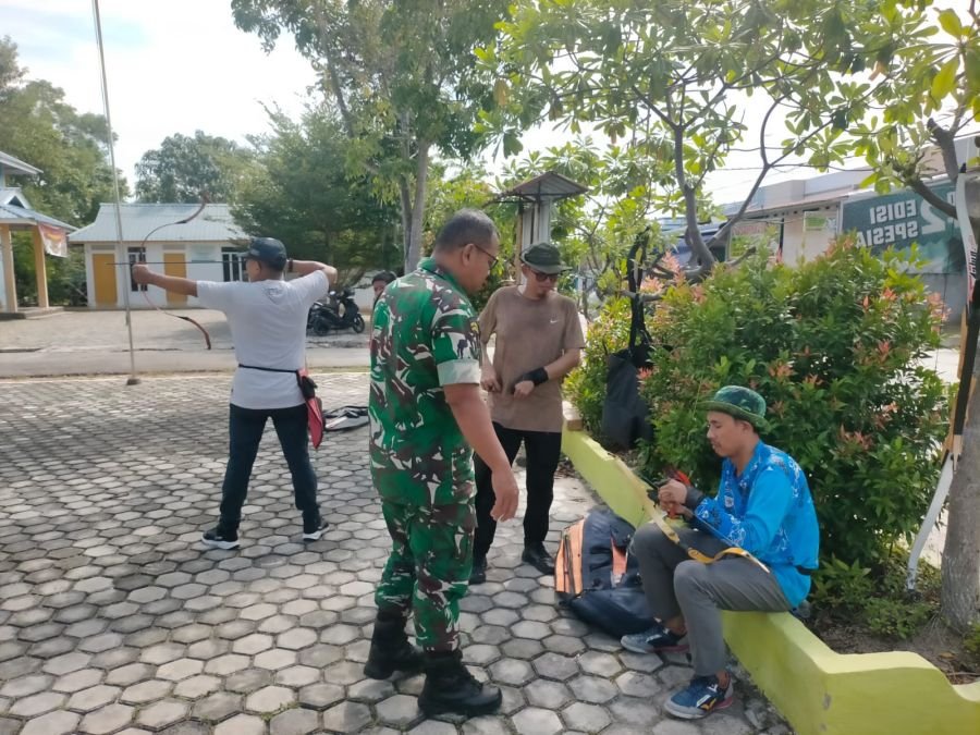Babinsa Baran Timur Perkuat Sinergi dengan Komunitas Panahan Tradisional