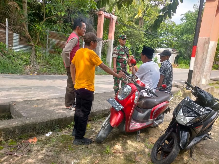Babinsa Baran Timur Turun Langsung Jaga Kerukunan Lingkungan