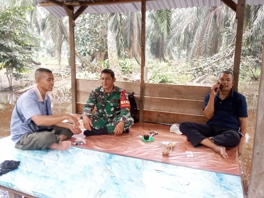 Babinsa Basilam Baru Dumai Perkuat Kedekatan dengan Warga Lewat Komsos