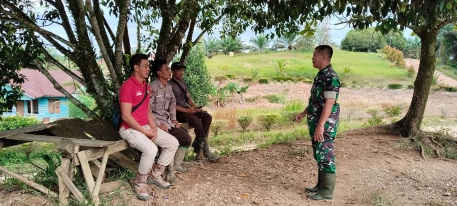Babinsa Batang Cenaku Perkuat Koordinasi Keamanan dengan Security Perusahaan