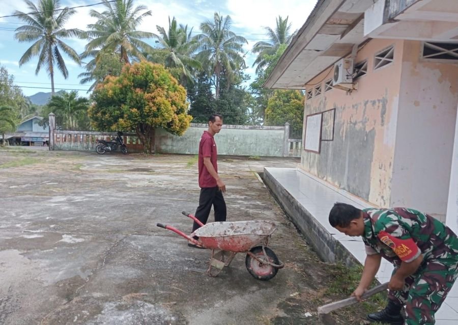 Babinsa Batu Gajah Bersihkan Saluran Air Bersama Perangkat Desa