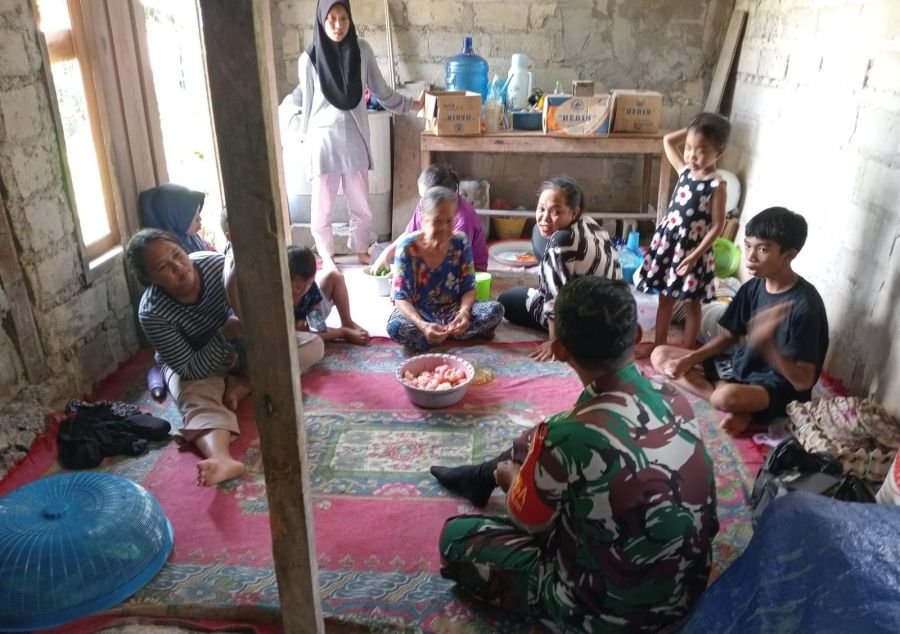Babinsa Batu Gajah Hadir Dampingi Keluarga yang Gelar Tahlilan 40 Hari