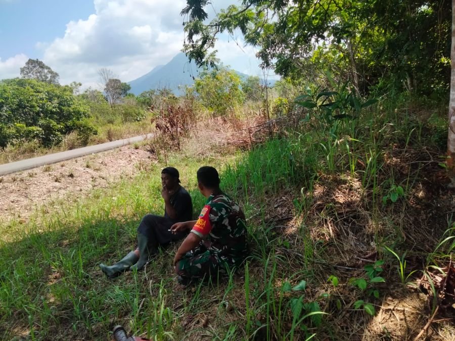 Babinsa Batu Gajah Ingatkan Warga Cegah Kebakaran Lahan Saat Kemarau