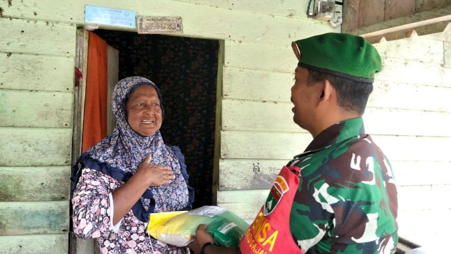 Babinsa Batu Gajah Salurkan Bantuan Beras, Perkuat Kepedulian TNI