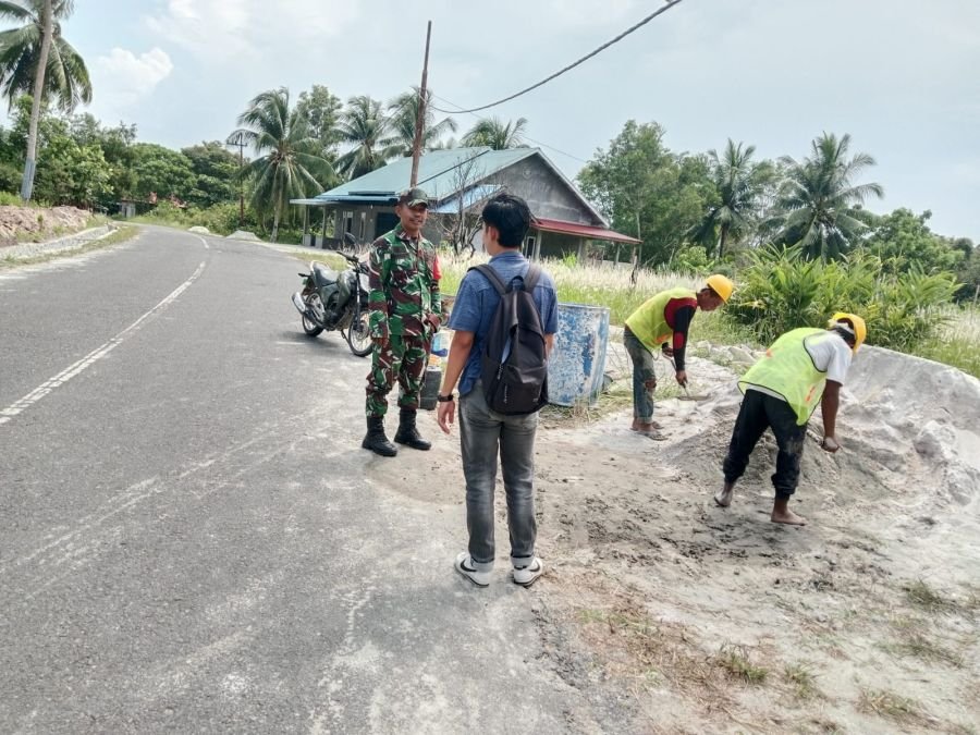 Babinsa Batu Gajah Tekankan Keselamatan Pekerja Saat Pembuatan Saluran Air