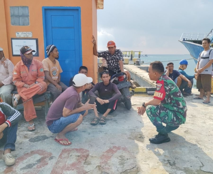 Babinsa Batu Hitam Ingatkan Buruh Pelabuhan Penagi Utamakan Keselamatan Kerja