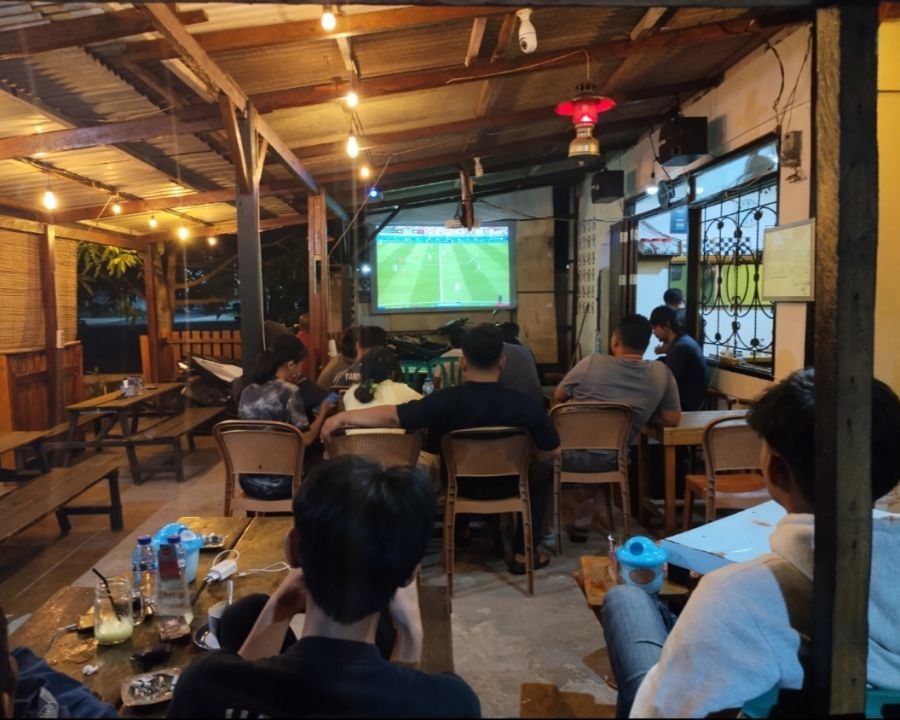 Babinsa Batu Hitam Nobar Piala Dunia Bersama Warga, Pererat Silaturahmi dan Kebersamaan