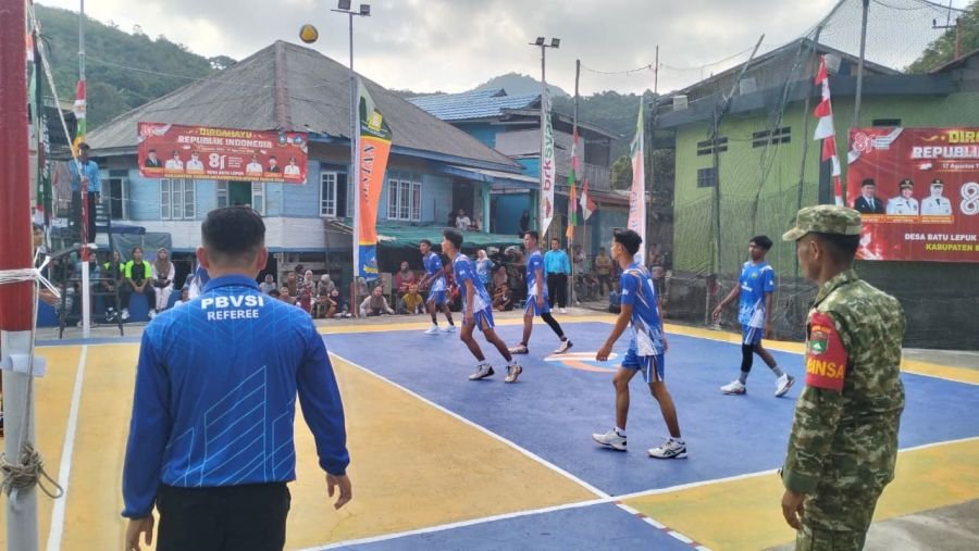 Babinsa Batu Lepuk Amankan Perlombaan Bola Voli HUT RI ke-81
