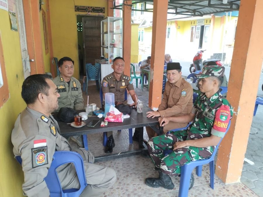 Babinsa Batu Lepuk Jalin Silaturahmi dengan UPTD Perikanan dan Satpol PP