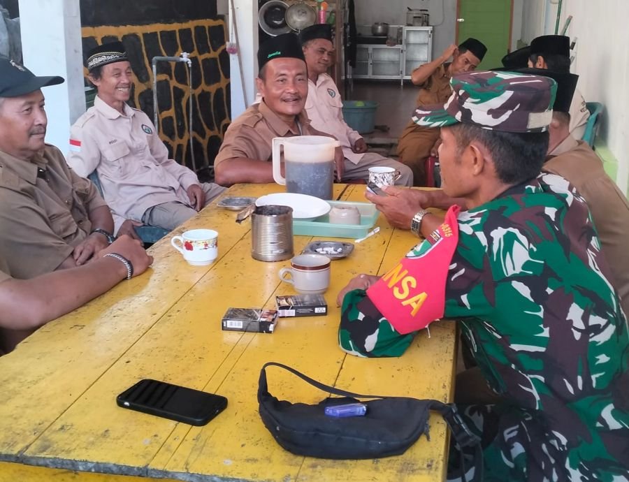 Babinsa Batu Lepuk Pererat Silaturahmi dengan Staf Desa