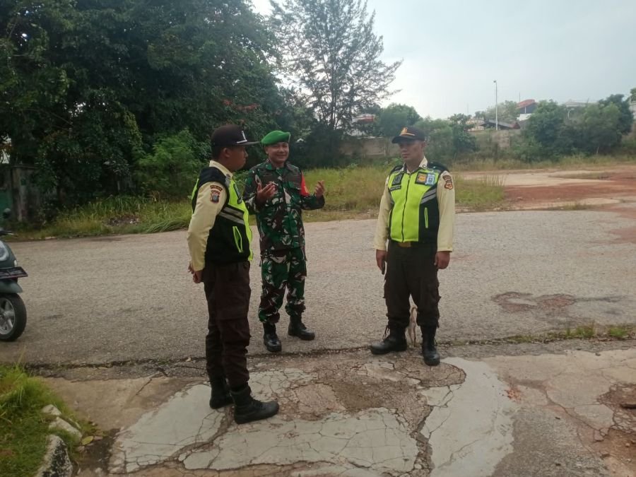Babinsa Batu Merah Perkuat Warga Cegah Kebakaran di Lahan Kosong