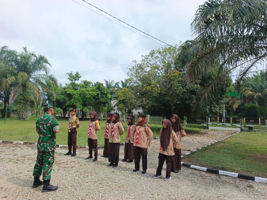 Babinsa Bekali Pramuka SMAN 1 Kepenuhan dengan Disiplin dan Bela Negara